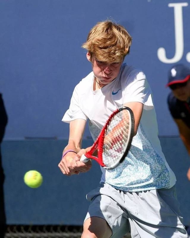 手同台竞技 手同台竞技